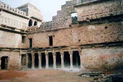 Chanderi Fort (nearby hub), Guna