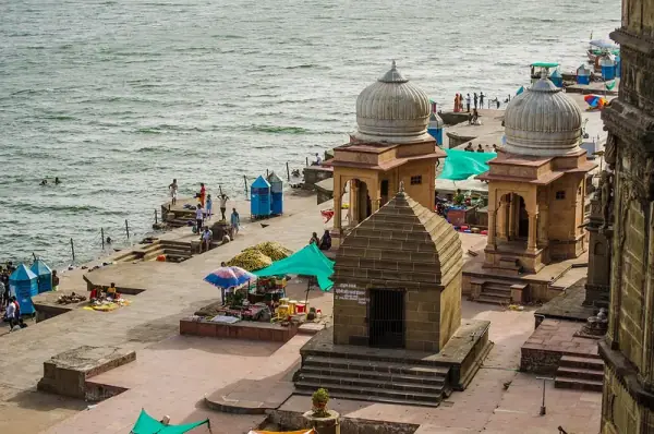 Narmada bathing ghat below Maheshwar Fort, Khargone