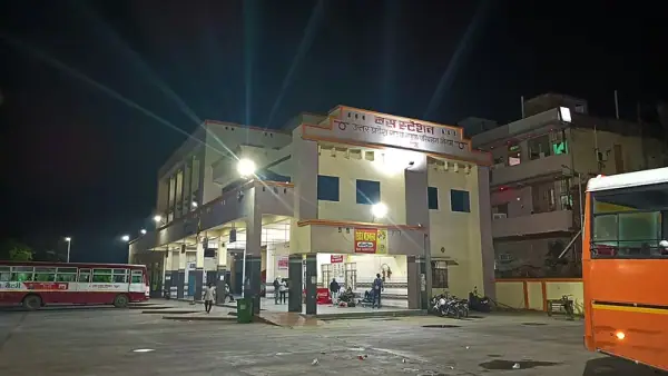 Mau Bus Station, Mau