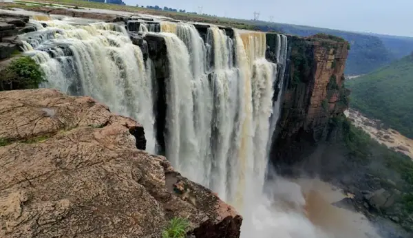 Bahuti Waterfall, Mauganj district, Mauganj